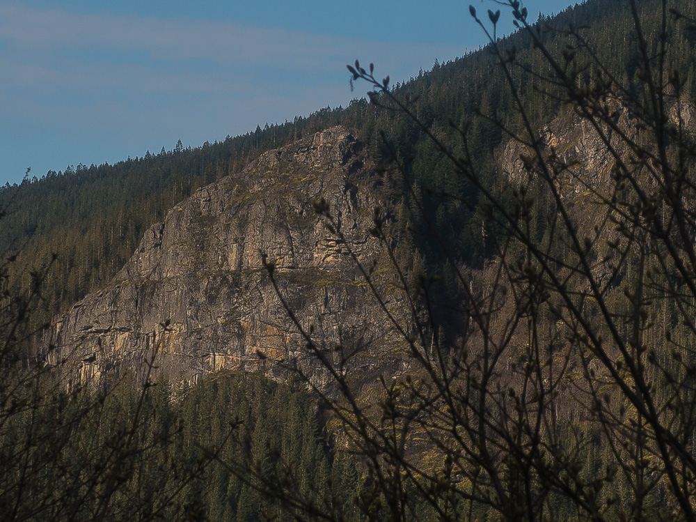 Closeup of Rattlesnake Ledge. If you look closely, you can see the mobs up there.